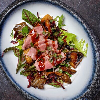 Салат с уткой, грибами, клюквой и сливочным соусом в Макароны по цене 580 ₽