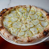 Пицца с грушей и горгонзолой в Romano