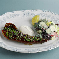 Стейк из языка с лаймовым йогуртом и свежим салатом в Терраса