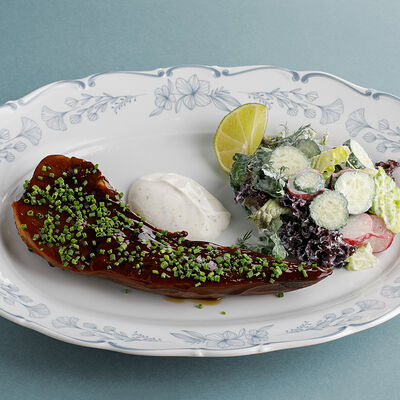 Стейк из языка с лаймовым йогуртом и свежим салатом в Терраса по цене 2390 ₽