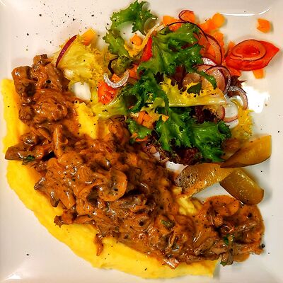 Бефстроганов с пюре в Мельница по цене 750 ₽