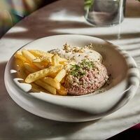 Тартар из говядины с картофелем фри, трюфелями, муссом из пармезана в Septa