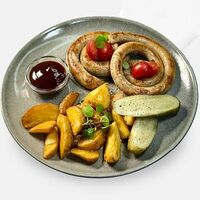 Колбаски на гриле с картофелем по-деревенски в Caviar