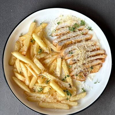 Шницель из курицы с картофелем фри в Гости, бистро по цене 580 ₽