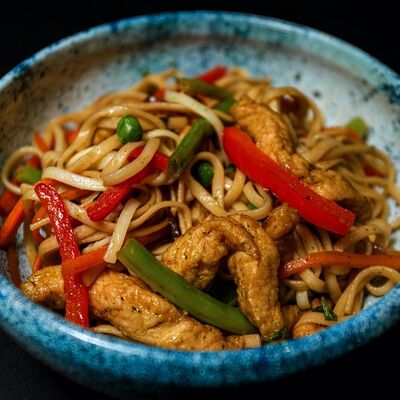 Вок с цыпленком и овощами в Рога Лося по цене 300 ₽