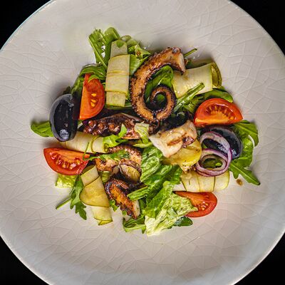 Испанский салат с осьминогом в Вирид ярд по цене 1548 ₽