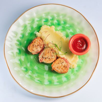 Медальоны куриные в беконе в Семейный ресторан Tiki&Taki по цене 650 ₽