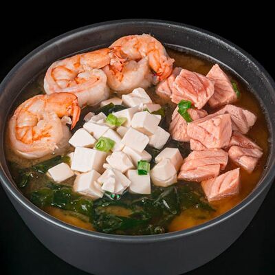 Острый мисо суп с креветками и лососем в Калифафила по цене 460 ₽