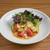 Салат с кальмарами гриль и ореховым соусом в Клёво