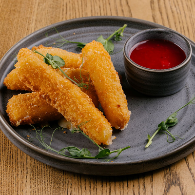 Сырные палочки с соусом из красной смородины в Кубанские пивоварни по цене 390 ₽