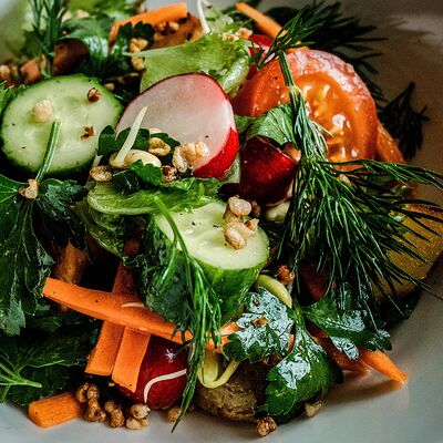 Много овощей с пророщенными бобами и копчёным попкорном в Чо? Капчо! по цене 400