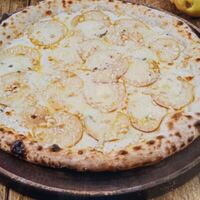 Пицца с горгонзолой и грушей в Сыроварня