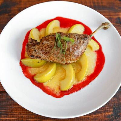 Утиная ножка конфи с карамелизированным яблоком в Каравелла по цене 730 ₽