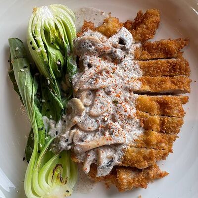 Шницель из свинины с капустой пак чой и грибным соусом в More More по цене 485