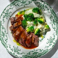 Стейк мясника с соусом демиглас в Modus