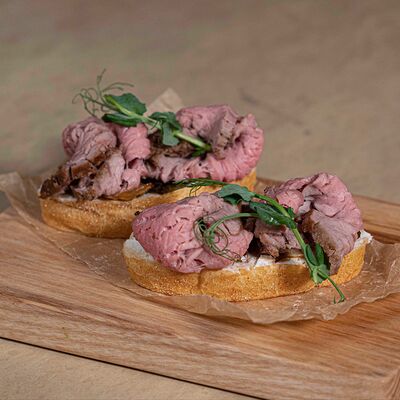 Мини-брускетты с ростбифом от шефа в Fino по цене 420 ₽