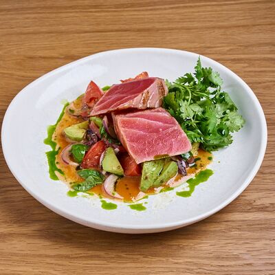 Тунец еллоуфин на мангале с томатами и авокадо в Клёво по цене 1550 ₽