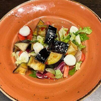 Салат с печёными баклажанами в Роза ветров по цене 475 ₽