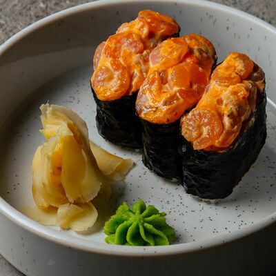 Суши острые с салатной креветкой в Smile по цене 541 ₽