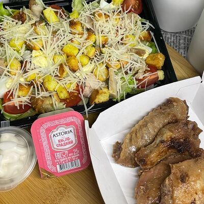 Бизнес ланч №5 Крылья Барбекю, салат Цезарь с курицей, соус в GO BURGER по цене 599 ₽