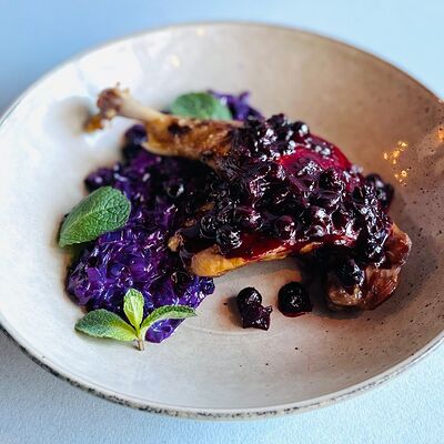 Утиная ножка с красной капустой и соусом из чёрной смородины в Подъезд Вино Еда по цене 950 ₽