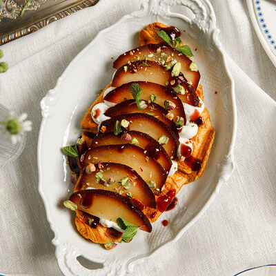 Круассан с грушей в портвейне в Сыроварня по цене 850 ₽