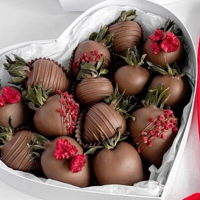 Клубника в шоколаде в форме сердцав Klubnika chocolate по цене 4500 ₽