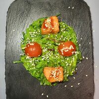 Салат Чука с форелью и ореховым соусом в PizzaRolla