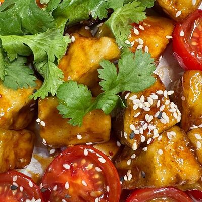 Теплый салат с баклажанами и спелыми томатамив Mr.Mao по цене 490 ₽