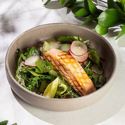 Лосось с салатом в Чайка по цене 1200 ₽