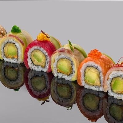 Ролл с пятью видами рыбы, манго и соусом спайси в Bluefin по цене 2080 ₽