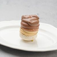 Макарон Карамельный пекан в Август бистро