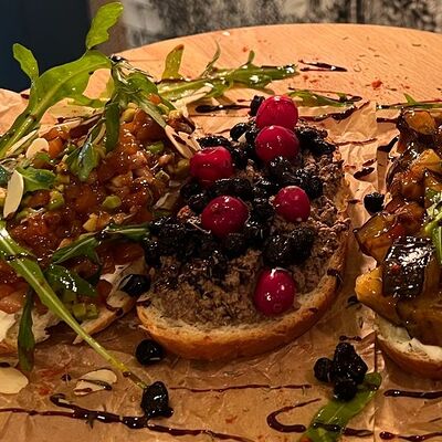 Брускетты с паштетом и таежной клюквой в Лобстер по цене 499 ₽