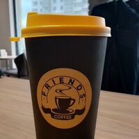 Раф Сникерс в Friends coffee