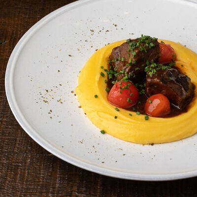 Томленые говяжьи щеки с картофельно-сырным пюрев Гусь в яблоках по цене 1230 ₽