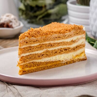 Медовый торт в Пилмэн по цене 500 ₽