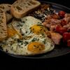 Яичница с грибным чизом, беконом и томатами в КоФеМан по цене 630