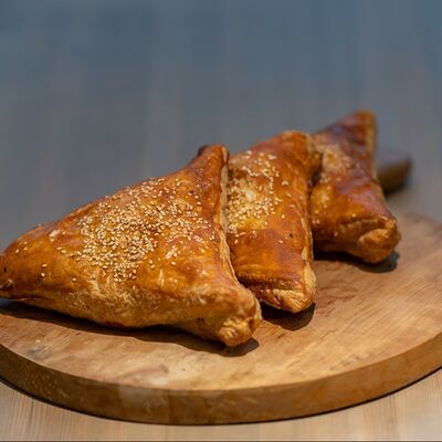 Самса с курицей в Наш Лаваш по цене 180 ₽