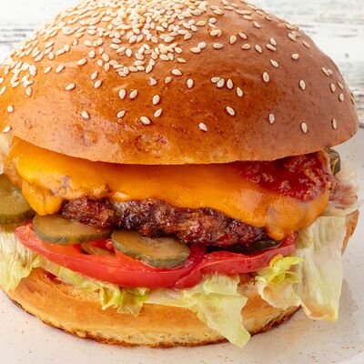 Бургер с котлетой из мраморной говядиныв Чили пицца по цене 720 ₽