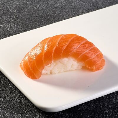 Нигири Лосось в Takamura Sushi по цене 150 ₽