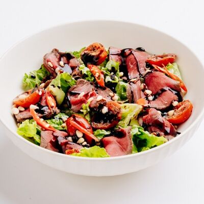 Салат с ростбифом в Абу-Даби по цене 680 ₽