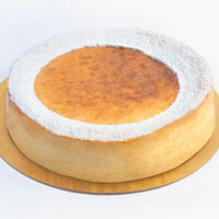 Творожная запеканка со сметаной и клубничным вареньем целая в Udcкафе Upside Down Cake