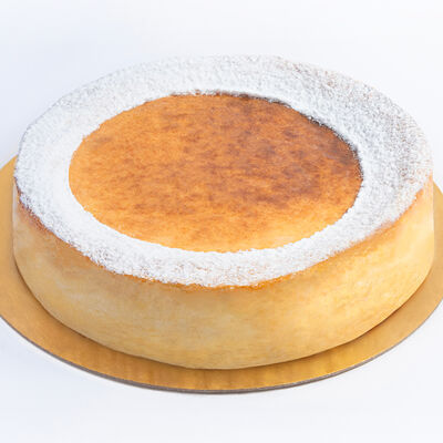 Творожная запеканка со сметаной и клубничным вареньем целая в Udcкафе Upside Down Cake по цене 6800 ₽