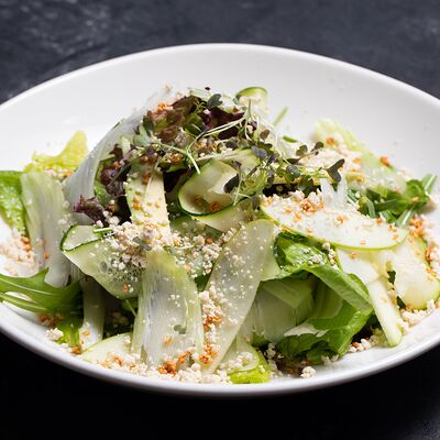 Большой зелёный салат с авокадо, сельдереем и кунжутным тофу в Муссон по цене 990 ₽