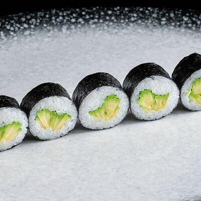 Ролл с авокадо в Lucky fish по цене 190 ₽