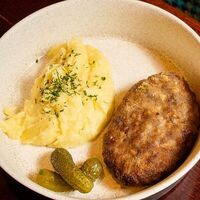 Большая домашняя котлета с картофельным пюре в Ресторан Мариус