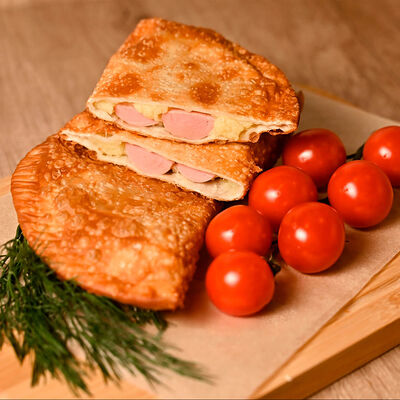 Чебуссэр с картофелем и сосиской в Чебуссэр по цене 260 ₽