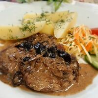 Свинина тушёная с грибами и черносливом в Вена