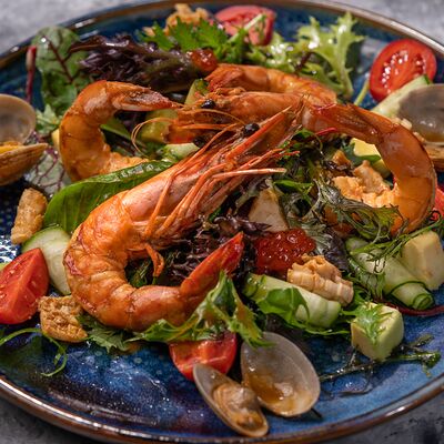 Салат теплый с морепродуктами в VIP караоке-клуб Ля Мажор по цене 1200 ₽