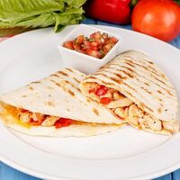 Кесадилья с курицей, беконом и сыром в Кафе Цоколь